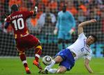 oprydderen. Hollands Mark van Bommel i klassisk stil med en fejende tackling mod Ghanas Stephen Appiah under en testkamp. Arkivfoto. 