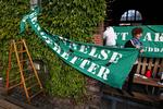 Protest. De studerende sætter bannere op, der protesterer mod nedskæringerne. 