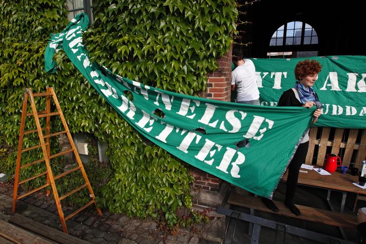 Protest. De studerende sætter bannere op, der protesterer mod nedskæringerne. 