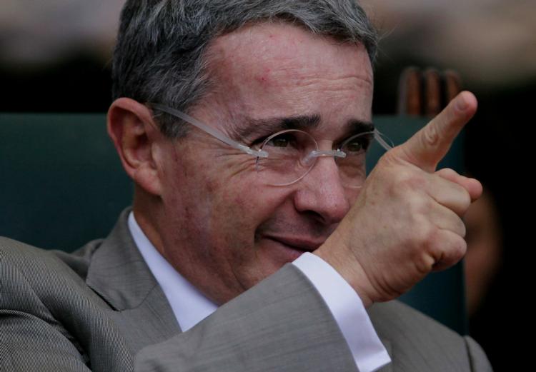 befriet. Colombias præsident Alvaro Uribe glæder sig over, at det er lykkedes militæret at befri to højtstående politifolk, der har været  fanget hos gurillabevægelsen FARC i 12 år. Arkivfoto. 