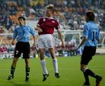 sejrsmål. Mellem to modstandere fra Uruguay får Jon Dahl Tomasson hovedet på Martin Jørgensens indlæg og scorer til 2-1 i Danmarks første kamp i 2002. Arkivfoto. 
