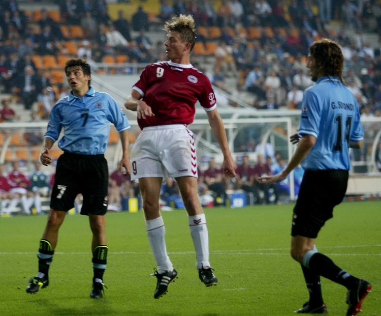sejrsmål. Mellem to modstandere fra Uruguay får Jon Dahl Tomasson hovedet på Martin Jørgensens indlæg og scorer til 2-1 i Danmarks første kamp i 2002. Arkivfoto. 
