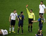 overrasket. Tim Cahill var ikke helt forberedt på, at dommeren trak det røde kort op efter sammenstøddet med Bastian Schweinsteiger. 