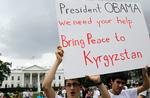 PROTEST. Kirgisere i USA demonstrerer foran Det Hvide Hus for at få præsident Obama til at sikre fred i Kirgisistan. 