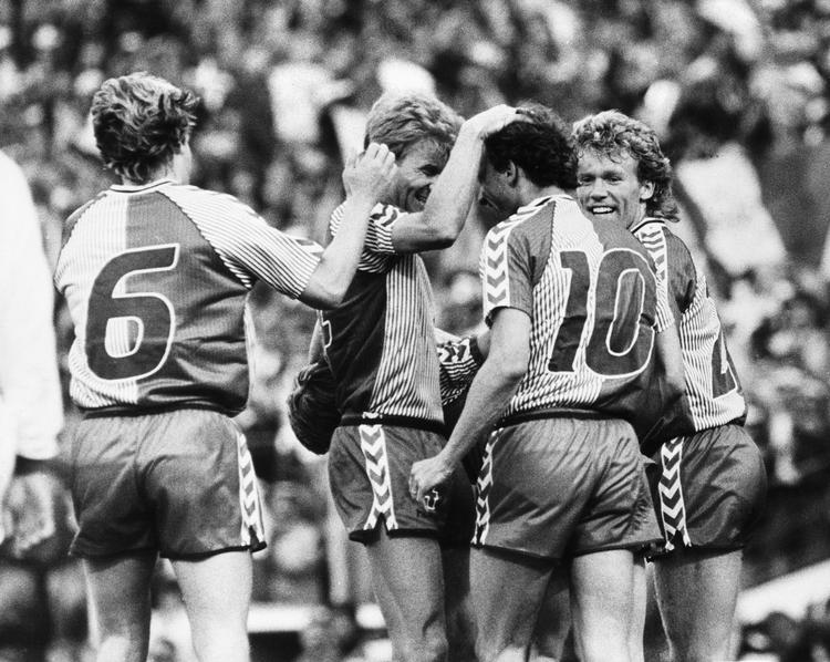 VM-JUBEL. Danmarks første VM-mål blev i Mexico scoret af Preben Elkjær (nr. 10) mod Skotland. Arkivfoto. 