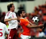 MÅLSCORERE. I det seneste indbyrdes møde mellem Danmark og Holland scorede Christian Poulsen (tv.) og Ruud van Nistelrooy (th.) målene. Arkivfoto. 