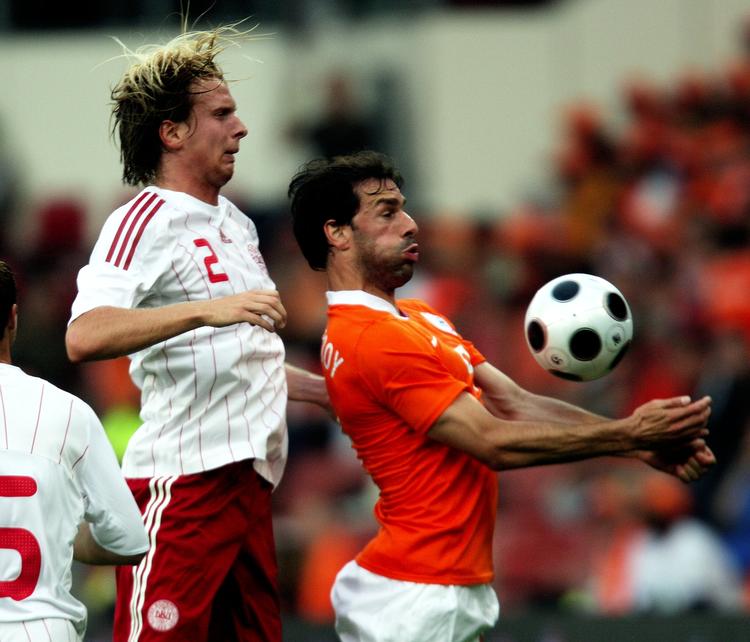 MÅLSCORERE. I det seneste indbyrdes møde mellem Danmark og Holland scorede Christian Poulsen (tv.) og Ruud van Nistelrooy (th.) målene. Arkivfoto. 