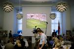 Bold på Borgen. Politikerne på Christiansborg er vant til at se fodbold, mens de arbejder. Under valget til Europa-parlamentet i 2004 fulgte partierne både EM-kampen mellem England og Frankrig og valgresultaterne. (arkivfoto) 