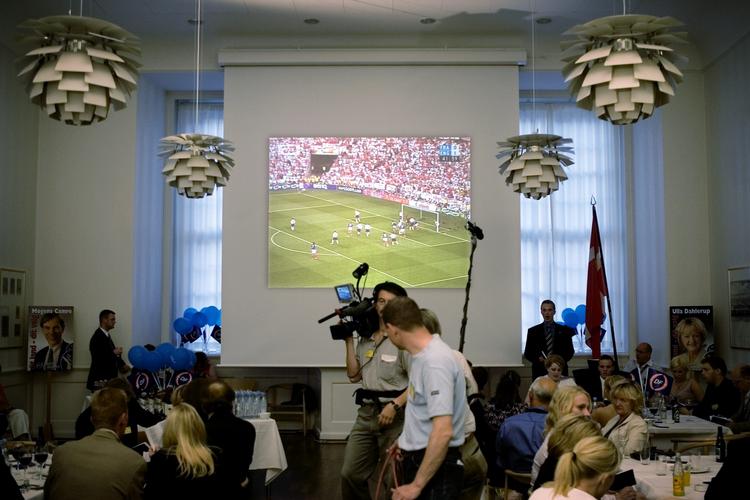 Bold på Borgen. Politikerne på Christiansborg er vant til at se fodbold, mens de arbejder. Under valget til Europa-parlamentet i 2004 fulgte partierne både EM-kampen mellem England og Frankrig og valgresultaterne. (arkivfoto) 