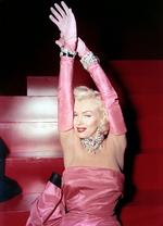 Pinksatin. Se mere af kjolen (og Marilyn Monroe) nederst. 