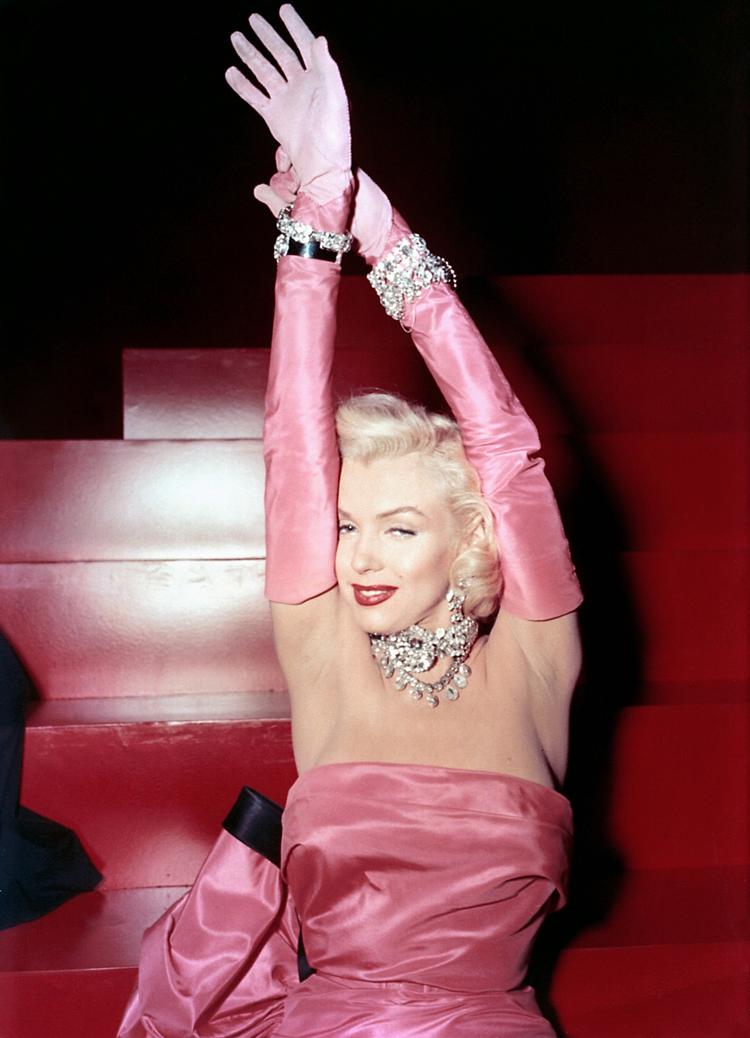 Pinksatin. Se mere af kjolen (og Marilyn Monroe) nederst. 