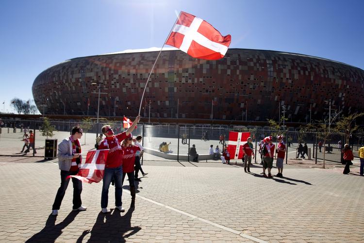 dannebrog. Coleen og John Rasmussen samt  Chris Carlsen foran Soccer City Stadium før VM-kampen mod Holland. 