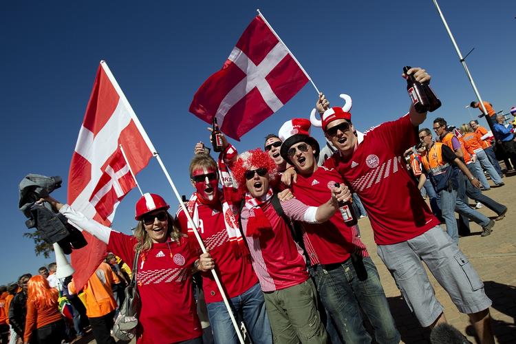 undertal. Danskerne er foreløbig i undertal, men larmen er taget til på stadion. 