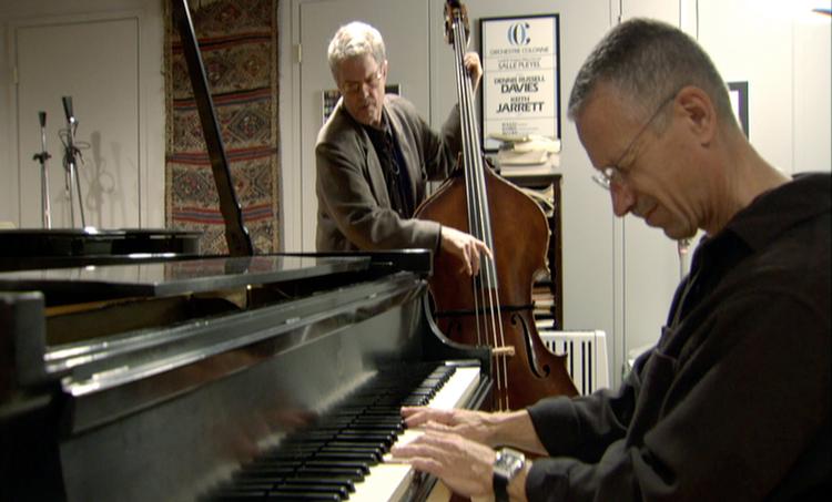 Keith Jarrett og bassisten Charlie Haden havde ikke indspillet sammen  siden 1970erne, da Jarrett skulle medvirke i en  dokumentarfilm om Haden. Det endte med, at de to lavede den duo-cd, som nu er udgivet.  Foto fra filmen:  Reto Caduff 