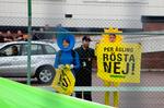 Anholdt. Greenpeace-aktivister bliver arresteret af politiet under aktionen på atomkraftværket Forsmark ved Stockholm. 
