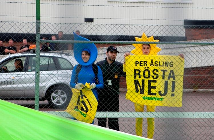 Anholdt. Greenpeace-aktivister bliver arresteret af politiet under aktionen på atomkraftværket Forsmark ved Stockholm. 