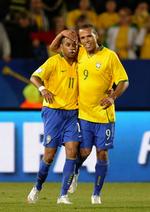 selvsikker. Luis Fabiano (th) går efter dobbelt triumf med Brasilien ved VM. Arkivfoto. 