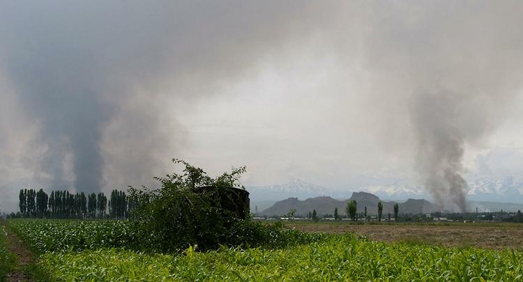 FERGANA-DALEN. Området omkring Osh er smukt. Og et kludetæppe af kirgisiske og usbekiske hjem. Urolighederne i det sydlige Kirgisistan har ført til omfattende afbrændinger af usbekiske ejendomme i området. 