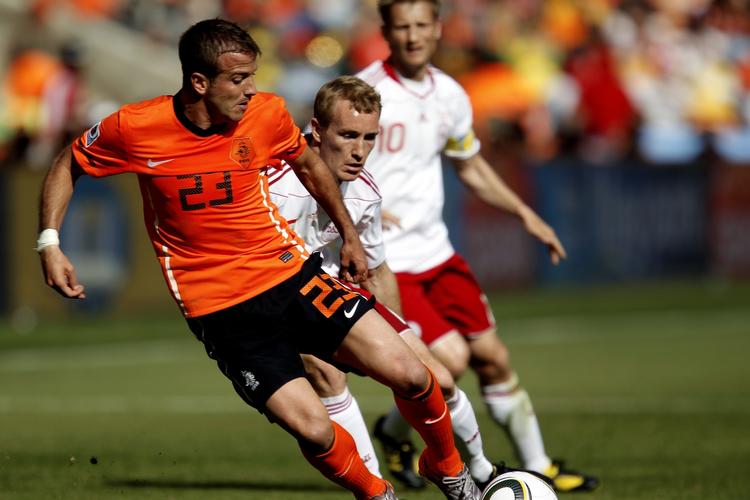 SELVSIKKER. Rafael van der Vaart mener, at Hollands sejr over Danmark blot er den første i en række af mange. 