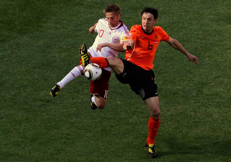 ANFØRERDUEL. På den centrale midtbane var duellerne mange mellem Danmarks anfører, Martin Jørgensen, og Bayern München-anføreren Mark van Bommel. 