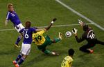 MATCHVINDER. Keisuke Honda sætter her det eneste mål ind i kampen mellem Japan og Cameroun. 