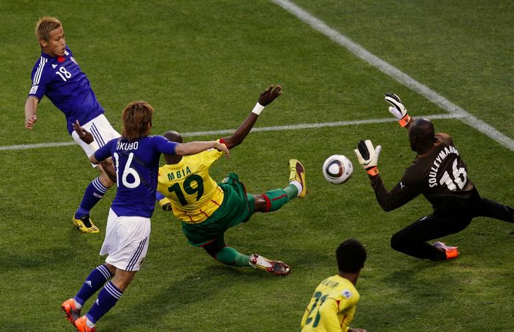 MATCHVINDER. Keisuke Honda sætter her det eneste mål ind i kampen mellem Japan og Cameroun. 
