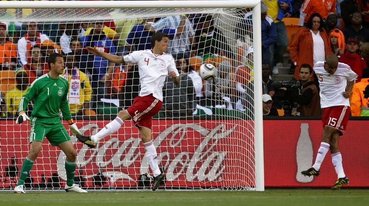 SELVMÅL. Simon Poulsen header, Daniel Agger får bolden i ryggen og Thomas Sørensen er prisgivet. 1-0 til Holland. 
