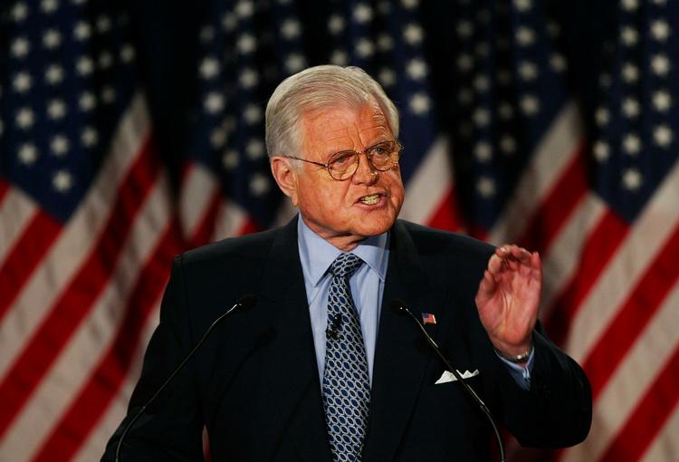 Kennedy. Edward Kennedy døede af kræft i hjernen i 2009, men dokumenter fra arkiverne i FBI viser, at der var flere planer om at myrde den yngste bror i Kennedy-familien, hvor de to ældste sønner gik bort ved mord. 