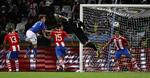 Skyggeboksning. Parguays målmand, Justo Villar, forsøger at bokse bolden væk efter hjørnespark, men han rammer kun luften. Efter kikset udligner Italien til 1-1. 