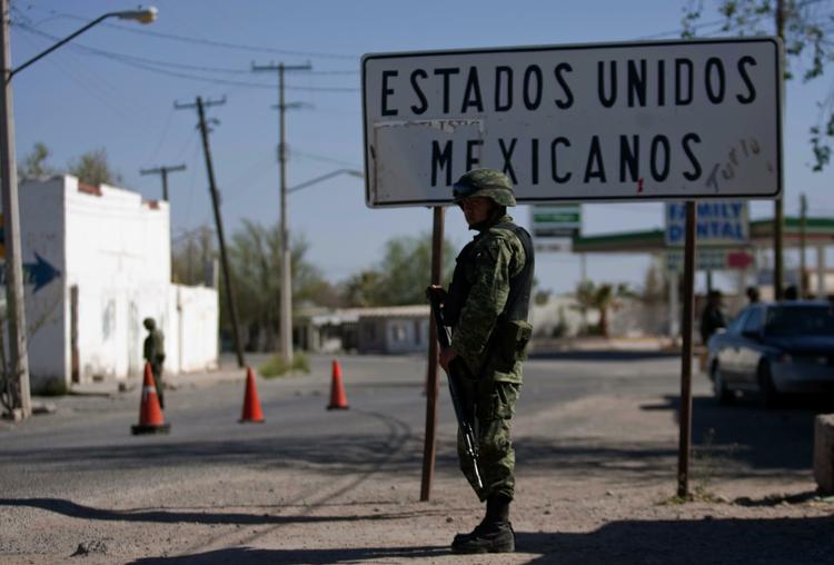 Skræmmekampagne. Mexicanske narkokarteller skræmmer flere lokalpolitikere og afholder dem fra at stille op. De forsøger at kontrolllere narkotraffikken over grænsen til USA, der her ses på billedet. 