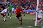 Ups. Simon Kjær (yderst til venstre) lod Dirk Kuyt komme først på bolden ved Hollands 2-0-mål. 