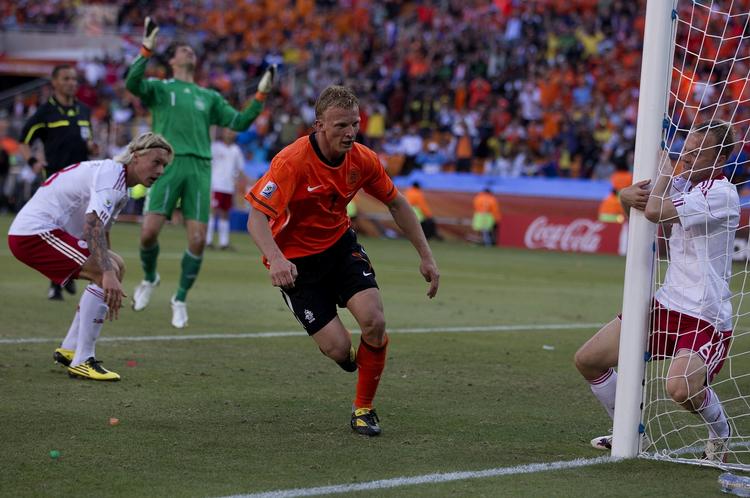 Ups. Simon Kjær (yderst til venstre) lod Dirk Kuyt komme først på bolden ved Hollands 2-0-mål. 