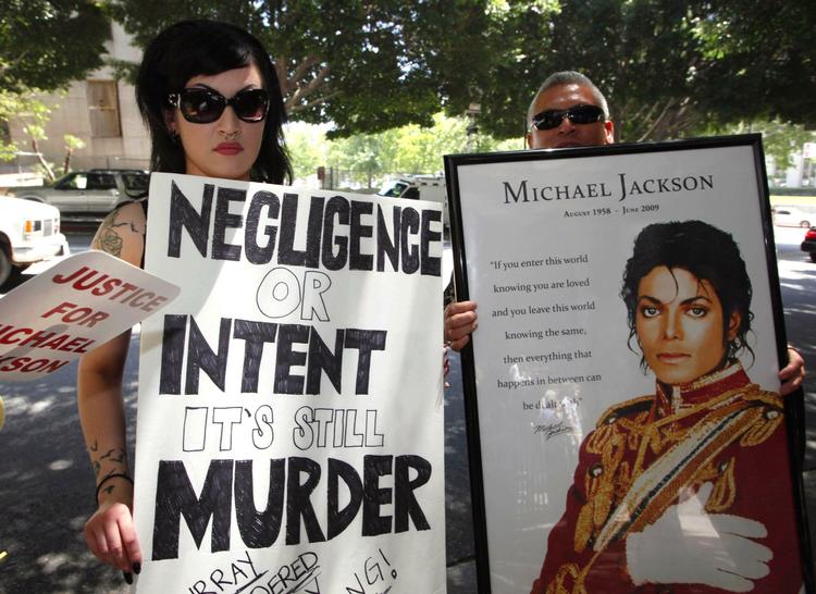 Støttegruppe. Sheila Baragas (tv.) og hendes far, Sam, holder støtteplakater til fordel for Michael Jackson uden for retsbygningen i Los Angeles. 