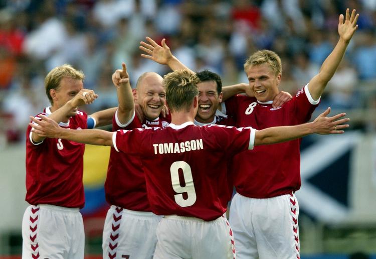 Det er Canal 9, der har købt rettighederne til at vise de syv VM-kampe, og kanalen vil ikke acceptere, at en række kampe, der sendes på svensk TV4, også kan ses i Danmark. Arkiv 