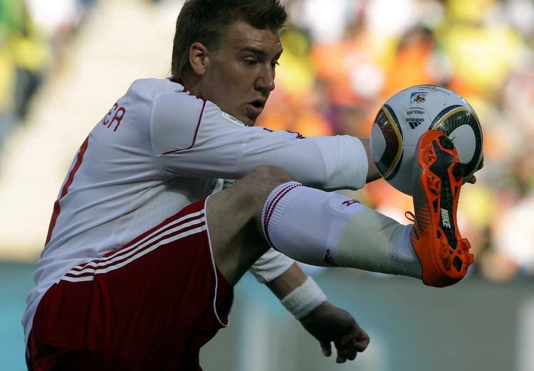 skadet. Nicklas Bendtner blev mest brugt som spilstation og beskæftigede de hollandske angribere godt, mens danskeren var inde mod Holland. 