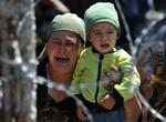 En usbesisk kvinde græder ved grænseovergangen til Usbekistan. 