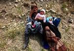 Flygtningen er udmattede sunket sammen mens de venter på at krydse grænsen til Usbekistan. 