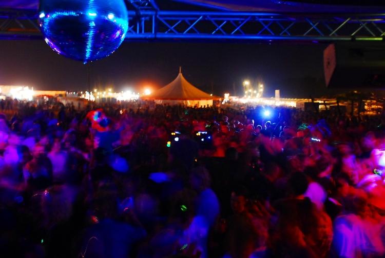 Promilleservice holder natlige klubfester på Roskilde under hele festivalen. 