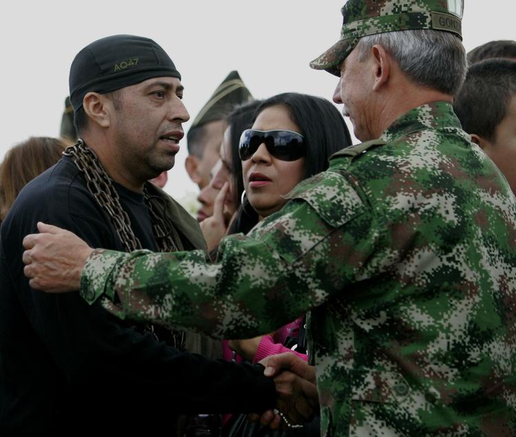 hjemme. Oberstløjtnant William Donato flygtede fra sine tilfangetagere i Farc, da militæret i Colombia søndag angreb en lejr i junglen og befriede i alt fire fanger. Tre af fangerne havde stadig kæder om halsen, da de ankom til en militær lufthavn i Bogota. 