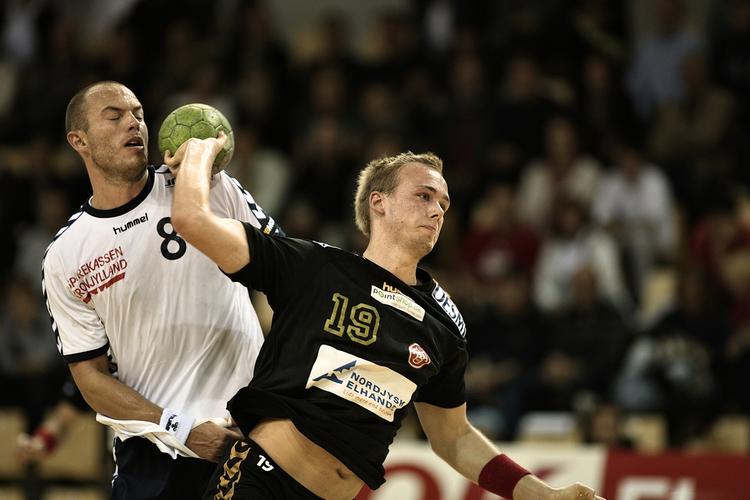 lillebror. AaB's Henrik Toft Hansen er blevet valgt til at træde ind på stregen, når Danmark spiller mod Schweiz søndag. Arkivfoto. 