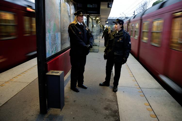 Trafikselskaberne taber ikke alene penge på de rejser, der ikke bliver betalt. De skal også holde et kontrolapparat kørende. Her er det s-togsrevisorer på en station. Arkiv 