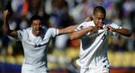 Matchvinder. Winston Reid flåede i glæde over sin sene scoring trøjen af og blev efterfølgende overfaldet af jublende holdkammerater. 