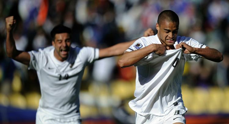 Matchvinder. Winston Reid flåede i glæde over sin sene scoring trøjen af og blev efterfølgende overfaldet af jublende holdkammerater. 