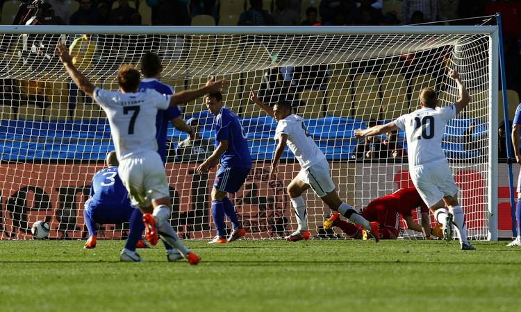 historisk. New Zealands danske islæt, Winston Reid, har headet bolden i mål til holdets første VM-point. 
