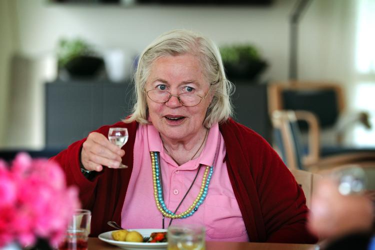 SKÅL. I dag blev Valdemarsdag markeret med kartoffelmadder og snaps landet over på de fleste plejehjem. Her er det Birgit Ziegler fra Skjulhøjgaard Plejehjem, der skåler. 