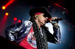 Rockstjernen Axl Rose er blevet større med årene. Dog ikke på alle måder. Han måtte spare gevaldigt på sin karakteristiske skrigesang for at komme frelst i mål ved koncerten i Gigantium, hvor Guns N Roses-turneen var nået til i mandags. Her ses han ved en tidligere koncert i Sverige. Arkivfoto: Claudio Bresciani/AP
