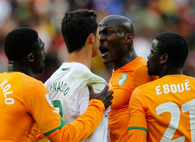 Vrede. Elfenbenskystens Guy Demel råber verdensstjernen Cristiano Ronaldo ind i hovedet under VM-kampen, der i det hele taget var præget af agressivt spil. 