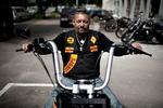 Støttehjul. Lederen af Bandidos, Jim Tinndahn, har ikke lyst til at finde sin egen søn i en støttegruppe til en rockerklub. 