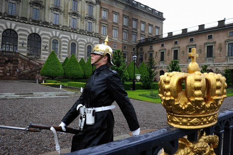 Nypudset. En vagt passer på kongeslottet i Stockholm forud for lørdagens bryllup. 