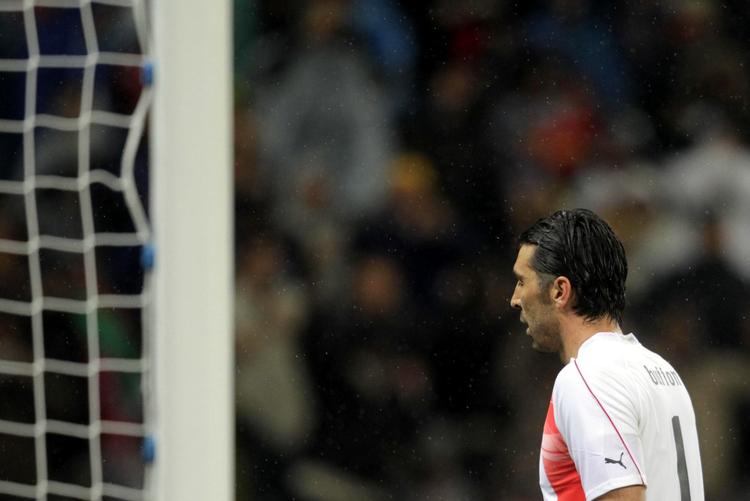 FÆRDIG? Gianluigi Buffons ene halvleg mod Paraguay bliver måske den eneste han spille ved dette VM. 